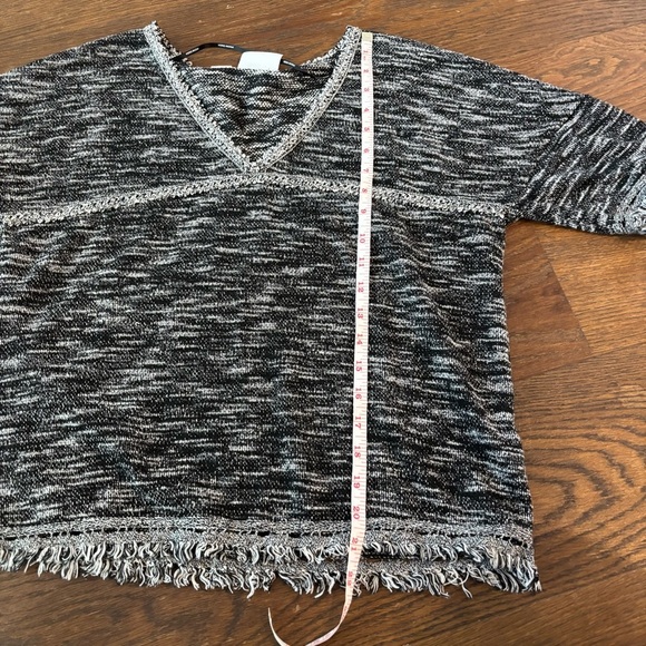 Vero Moda Heathered Woven Fringe V-Neck Blouse - Picture 8 of 9